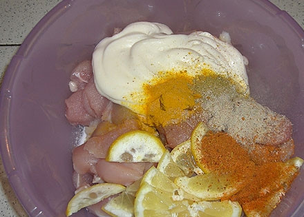 1. Этап. Шашлык с лимоном: Добавить майонез, лимон, майонез, специи.