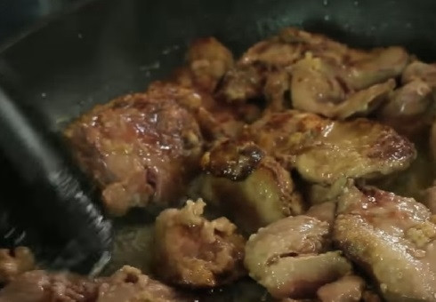 1. Этап. Салат с куриной печенкой: Переворачиваем и обжариваем под крышкой еще минуты 2-3. Если вам нравится более поджаристая печень, можно чуть дольше.