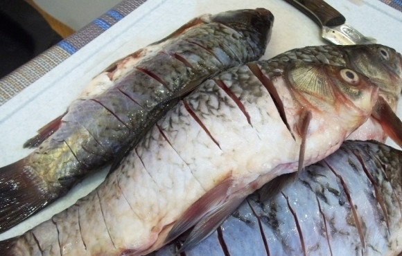 1. Этап. Караси, запеченные в духовке: 2. На каждой тушке делаю глубокие надрезы с двух сторон, но аккуратно, чтобы не надрезать хребет.