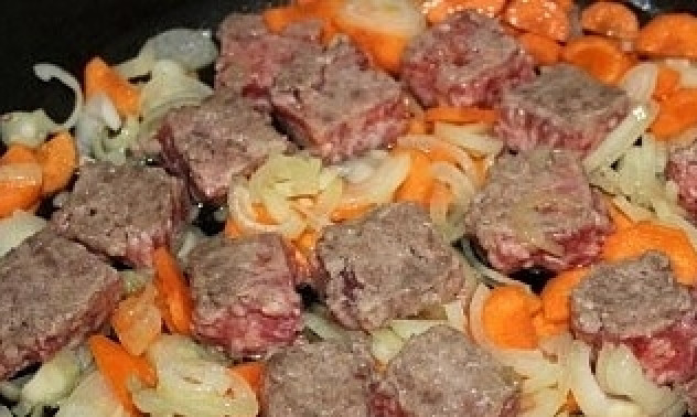 1. Этап. Плов с фаршем: Если фарш замороженный - порубить его на небольшие кусочки. Из свежего сформировать что-то типа фрикаделек (можно добавить яйцо, чтобы не распадались). Выложить к овощам.