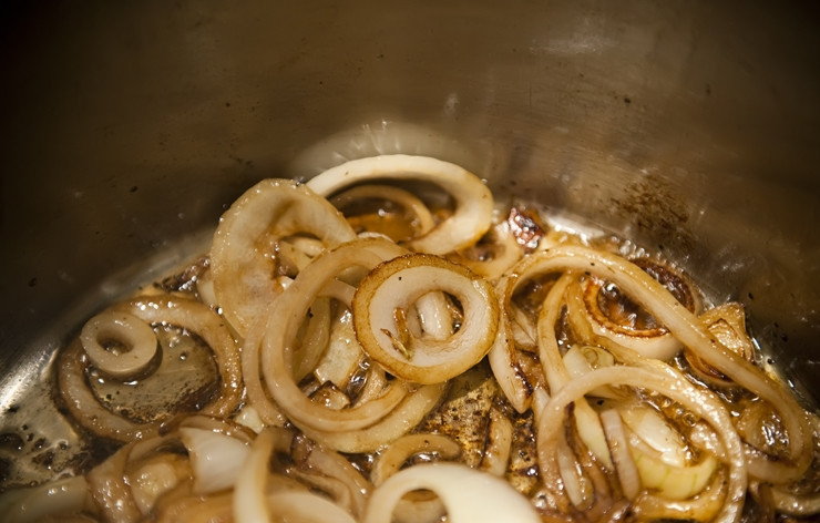 1. Этап. Говядина с овощами и картофелем: 4. Очистите также и нарубите чеснок. Обжаренную говядину на время переложите в тарелку. А в кастрюле обжарьте до мягкости и золотисто-коричневого цвета лук с чесноком.