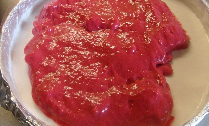 1. Этап. Творожно-йогуртовый торт: Теперь нам необходимо прикрыть стенки формы, где находится бисквит, прикрыть пергаментом. Теперь выкладываем на бисквит смесь творога и йогурта (оставляем пару ложек для украшения), ставим в холодильник, пока она не застынет. Затем выкладываем наверх немного охлажденную ягодную массу.