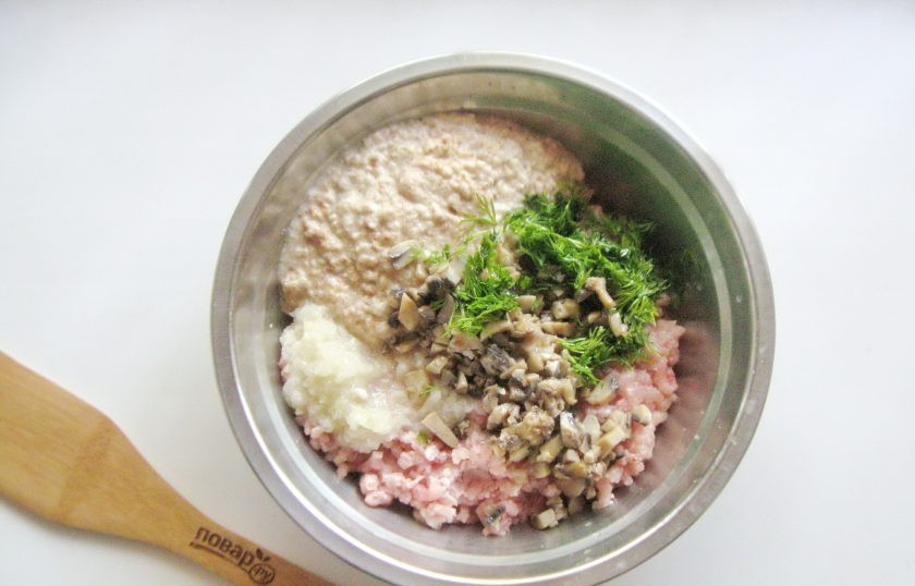 1. Этап. Котлеты из свинины с грибами: Мелко нарежьте укроп и выложите в фарш.