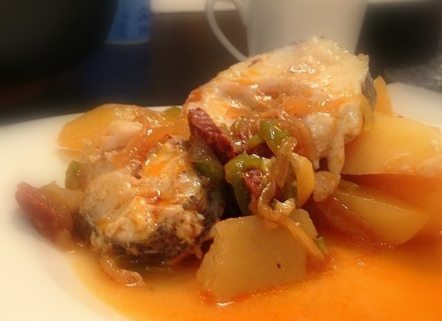 1. Этап. Рыба по-испански: Готовое блюдо осторожно перемешать и подать на стол горячим.