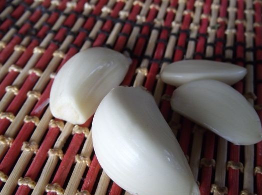 1. Этап. Соус для стейка: Очищаем зубчики чеснока.