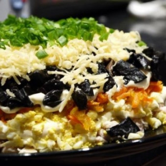 Салат с курицей и черносливом слоеный