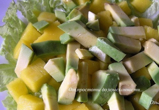 1. Этап. Салат с манго и авокадо: Сверху добавьте кусочки авокадо.