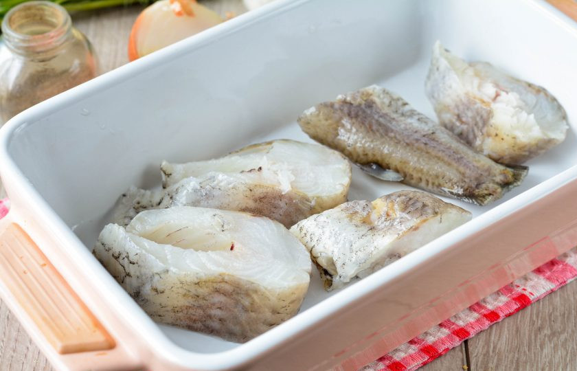 1. Этап. Путассу в духовке: Почистите путассу и нарежьте кусочками среднего размера. Выложите в форму смазанную маслом.