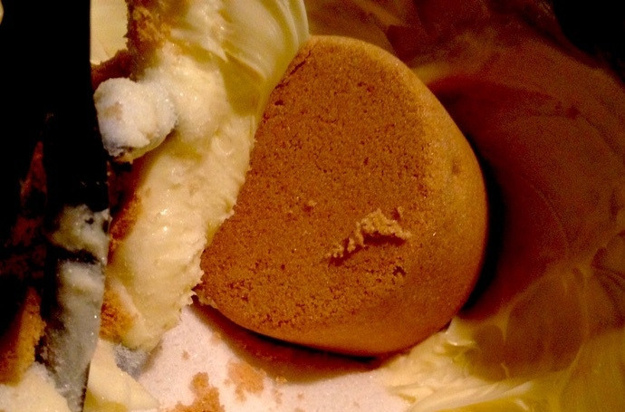 1. Этап. Быстрое песочное печенье с шоколадом: 2. В чашу миксера добавьте мягкое сливочное масло, добавьте к нему белый и коричневый сахар, взбивайте смесь 2 минуты. Добавьте яйца, ванильный экстракт, взбивайте еще пару минут.