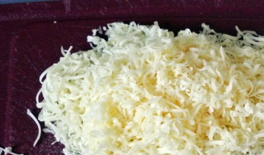 1. Этап. Вафли из кабачков: Сыр натереть на мелкой терке.