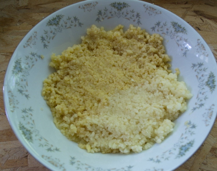 1. Этап. Драники в горшочках с мясом: На мясорубке перекрутите очищенный картофель. Можно использовать терку. Одну луковицу тоже перекрутите на мясорубке.