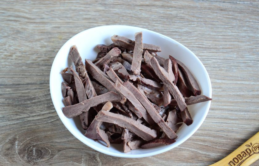 1. Этап. Салат из сердца с морковью и луком: Сердце также нарежьте соломкой.