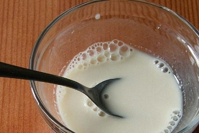 1. Этап. Брага для самогона из варенья: Разводим дрожжи в небольшом количестве воды, добавим к ним ложку сахара.