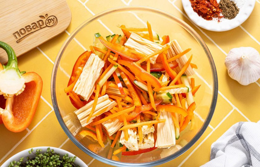 1. Этап. Соевая спаржа с овощами: Соедините в глубокой миске спаржу с овощами.