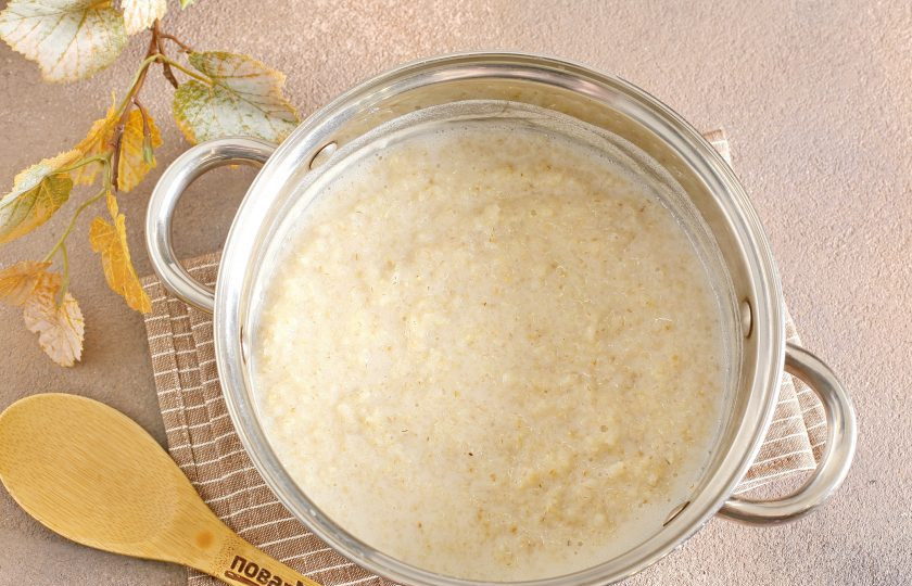 1. Этап. Ячневая каша: Доведите до кипения, огонь убавьте и периодически помешивая варите кашу около 30 минут.