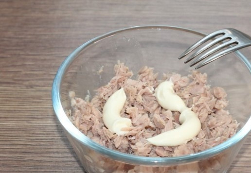 1. Этап. Слоеный салат с авокадо, тунцом, черри: 3. Добавляем 1 ст. л. домашнего майонеза.