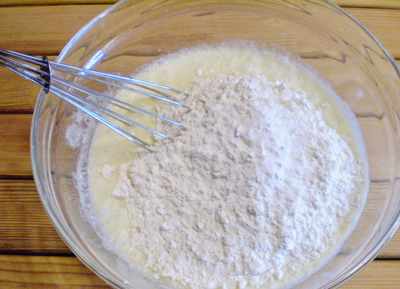 1. Этап. Кекс классический рецепт: 5. Вводим теперь в тесто просеянную пшеничную муку, ванилин, соду.