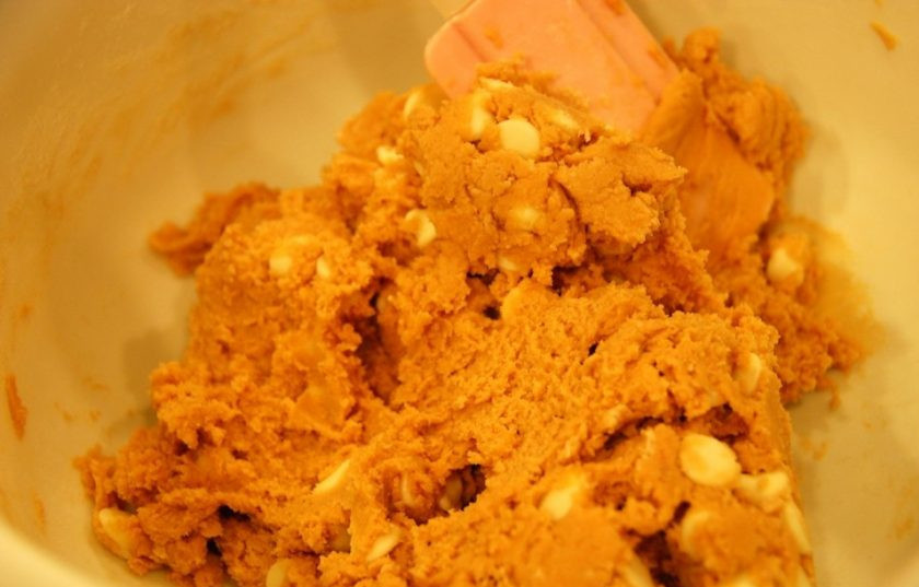 1. Этап. Оранжевое печенье: 5. Добавьте белые шоколадные чипсы и еще раз перемешайте.