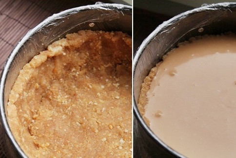 1. Этап. Чизкейк без выпечки со сгущенкой: Форму для запекания выстилаем пищевой пленкой, выкладываем на нее основу и аккуратно разравниваем ее по всей поверхности формы, делаем бортики. Выливаем на основу приготовленную массу из сгущенки, творога и сливок.