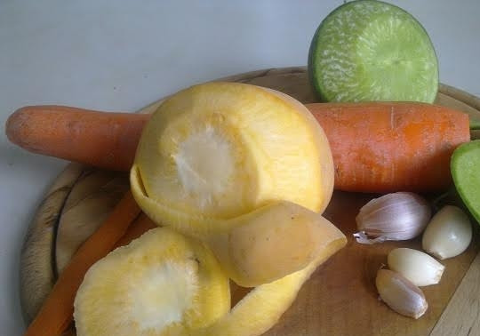 1. Этап. Салат из репы: 2. С процессом все довольно просто. Овощи необходимо вымыть, обсушить и очистить.