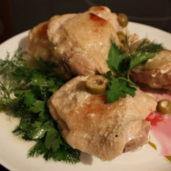 Куриные бедра, тушеные в сметане