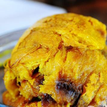 1. Этап. Суп в тыквенном горшочке: 2. Дать тыквам слегка остыть, затем разрезать пополам и аккуратно достать семена и мякоть.