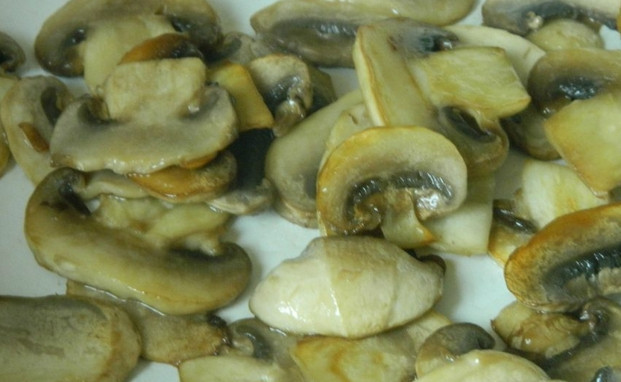 1. Этап. Сырный суп с шампиньонами и брокколи: Обжариваем на горячей сковороде с маслом шампиньоны до золотистости. Сразу же перекладываем грибы в суп.