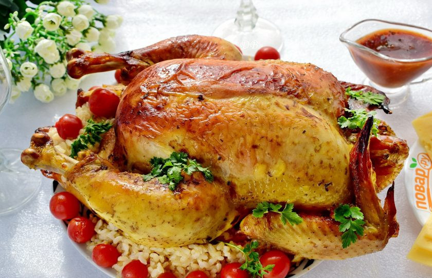 1. Этап. Курица, запеченная в ткемали: Рис выложите на блюдо, полейте вытопившемся жиром, сверху — запеченную курицу и помидоры черри. Приятного аппетита!