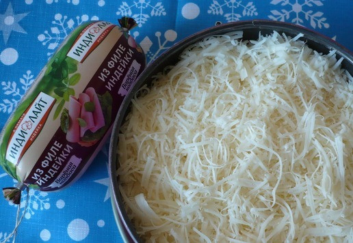 1. Этап. Салат к Новогоднему столу: Твердый сыр натереть на мелкой терке и выложить его на слой яиц. Слой сыра я майонезом не смазывала.