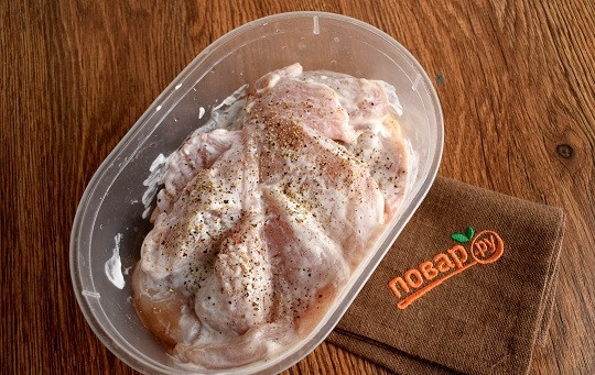 1. Этап. Сочные куриные грудки в сметане: Сметану (100г ), соль, специи перемешайте и вотрите в куриные грудки. Накройте миску и оставьте мариноваться на 2 часа.