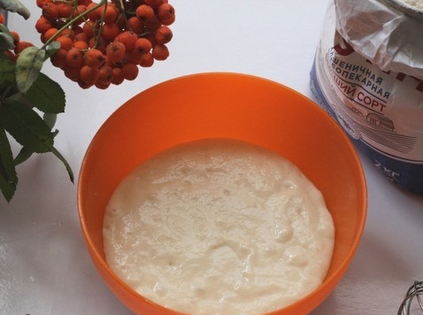 1. Этап. Творожно-ягодный соус: На сайте много рецептов, напишу свой, как я пеку оладьи без добавления яиц. 500 г кефира разогреваю почти до кипения, добавляю 1 ст. л творожного сыра Hochland, сахар 2 ст. л без горки, соль 1/2 чайн. л, перемешиваю и всыпаю просеянную муку где то 2,5 стакана, может чуть больше или меньше, все хорошо размешиваю и в последнюю очередь добавляю соду 1 ч. л. Тесто на оладьи получается как густая сметана.