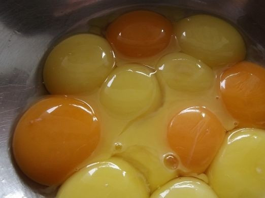 1. Этап. Бисквитный торт со сметанным кремом: 1. Сперва отделите аккуратно белки от желтков.