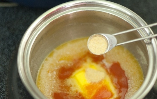 1. Этап. Маринад для крылышек Баффало: 2. Всыпьте щепотку сахара (часто его не используют, но я рекомендую добавить) и молотый чеснок. Если сушеного нет, можно пропустить через пресс свежий.