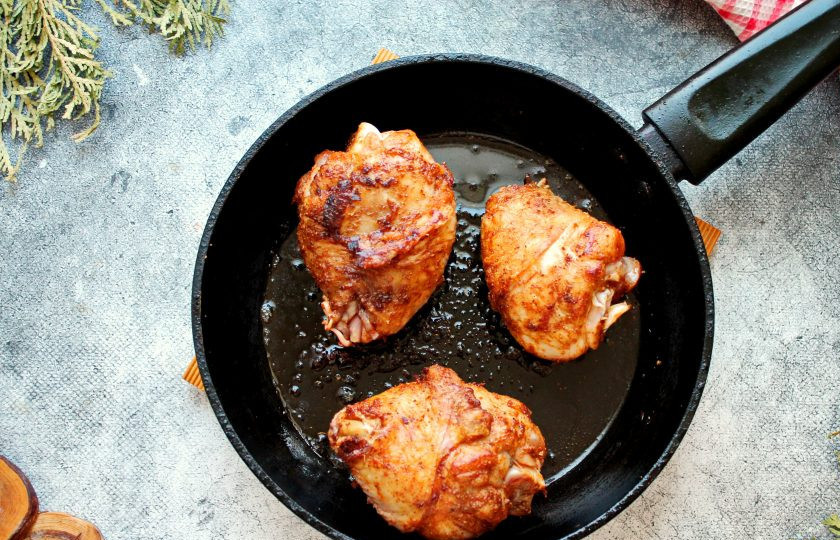 1. Этап. Курица Провансаль: В сковороду налейте половину растительного масла и разогрейте на среднем огне. Выложите кусочки курицы и обжаривайте с двух сторон до румяной корочки. На это уйдет примерно по 5 минут с каждой стороны. Переложите курицу в тарелку и накройте.