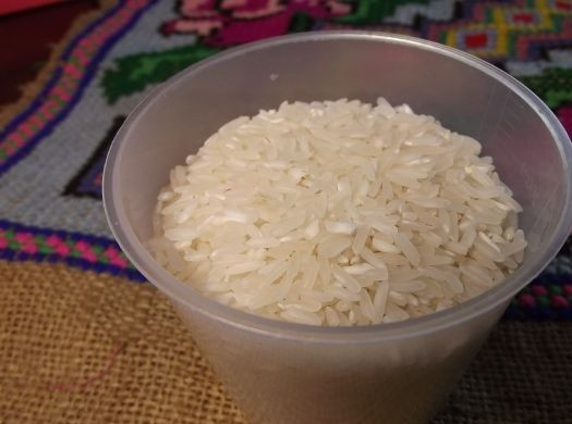 1. Этап. Тефтели из рыбы: Рис промойте и отварите до полуготовности в подсоленной воде.