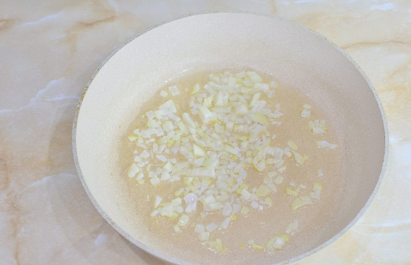 1. Этап. Макароны с грибами и яйцом: Лук очистите, мелко нарежьте и обжарьте 1-2 минуты.