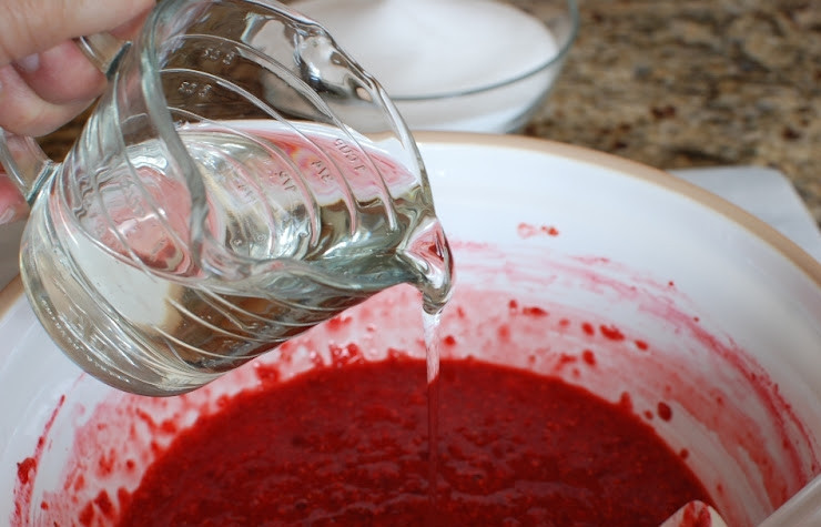 1. Этап. Сырой клубнично-малиновый джем: Через 30 минут вливаем в смесь сахарный сироп.