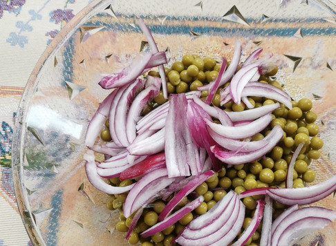 1. Этап. Салат Чайка: Половинку красного сладкого лука нарезать полукольцами.