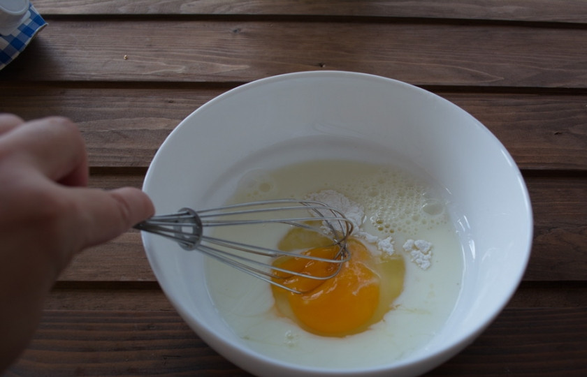 1. Этап. Фаршированные блины с мясом: Добавляем молоко и воду. Взбиваем до однородности.