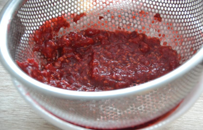 1. Этап. Эклеры со сметанным кремом: Протрите малину через сито для того, чтобы максимально избавиться от семечек и получить малиновый сок.