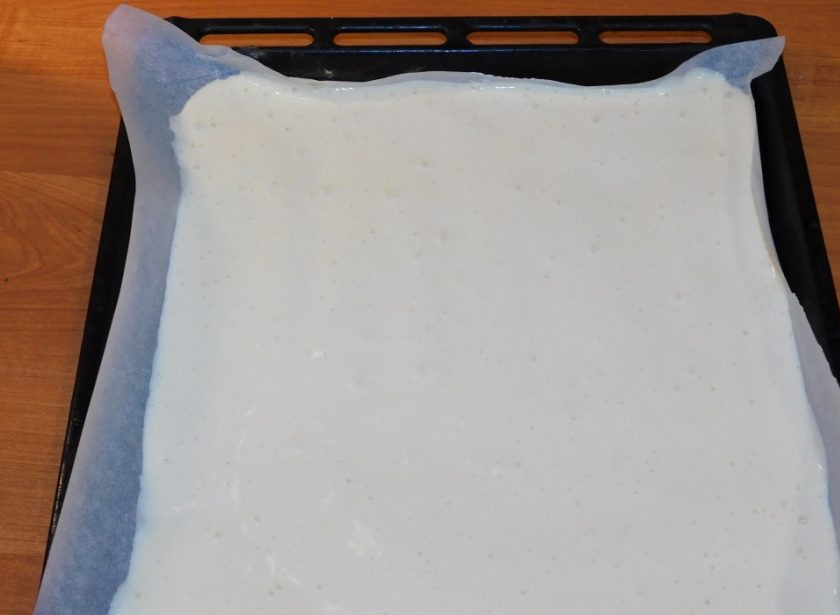 1. Этап. Бисквитный рулет с бананом: Вылейте тесто и распределите его по противню. Поставьте в духовку, разогретую до 180 градусов минут на 10-15. Готовый рулет вместе с бумагой заверните в полотенце и уберите в холодильник для остывания.