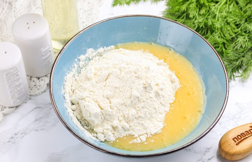 1. Этап. Пирог со свининой: Всыпьте просеянную пшеничную муку высшего сорта и вмешайте ее по частям.