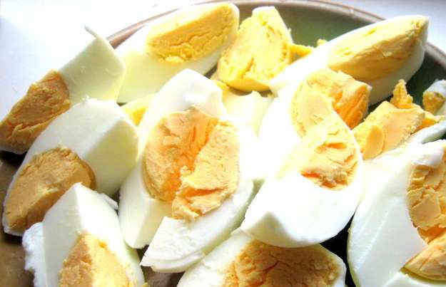 1. Этап. Рыба под соусом бешамель: 7. Нарезаем яйца, выкладываем следующим слоем. Делаем из картофеля пюре, но без добавления масла и молока.