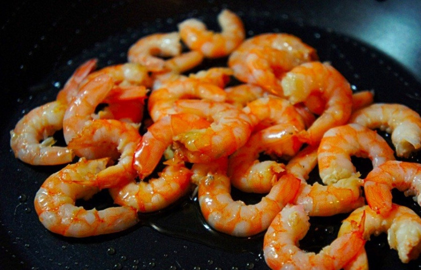 1. Этап. Салат пикантный с креветками: Отварите и очистите креветки. Выложите их в сковороду и обжарьте. В процессе добавьте немного белого сухого вина и сливочное масло, жарьте креветки до готовности. После этого смешайте креветки, морковь, черри, сухарики и огурцы, добавьте немного подсолнечного масла — и кушайте. Приятного аппетита!