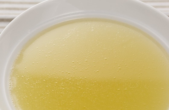 1. Этап. Настоящий украинский борщ: 2. Спустя необходимое время достаньте мясо и остудите его, затем разделите на кусочки. Достаньте овощи, перец и лавровый лист, выбросьте их. Процедите бульон через марлю.