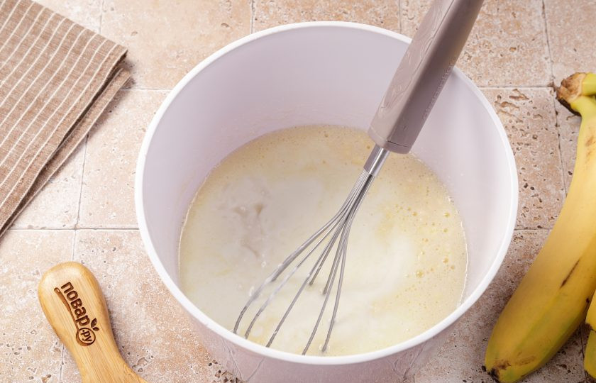 1. Этап. Заливной пирог с бананами: Добавьте кефир и соду. Перемешайте.