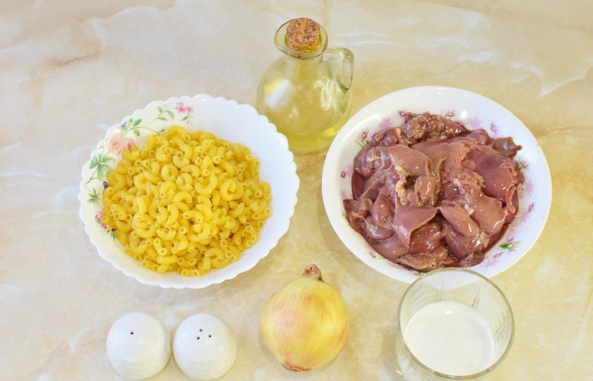 1. Этап. Куриная печень с макаронами: Для приготовления куриной печени с макаронами подготовьте необходимые ингредиенты. Макароны можно взять любой формы.