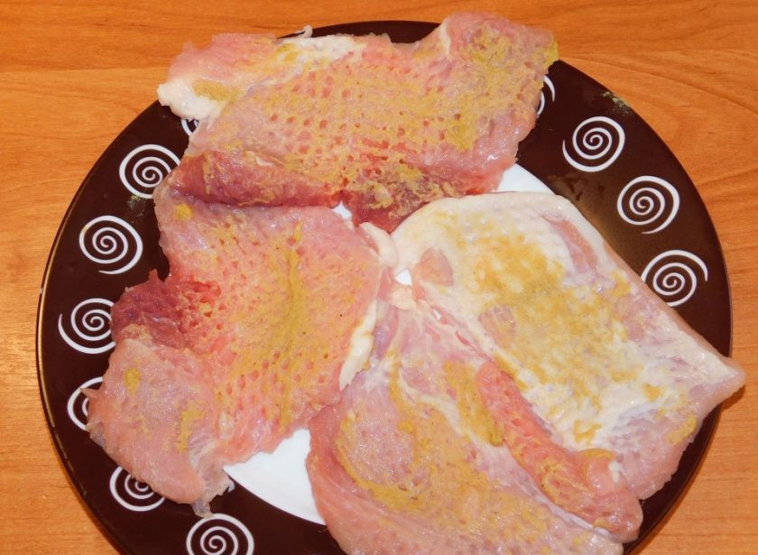 1. Этап. Свинина в горчично-имбирном маринаде с апельсинами: Свинину нарежьте на порционные куски. Натрите смесью молотого имбиря и горчицы. Оставьте полежать на час, чтобы мясо промариновалось.