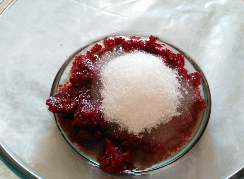 1. Этап. Шоколадно-свекольный пирог: Добавьте в свекольное пюре подсолнечное масло и всыпьте сахарный песок, перемешайте до полного растворения сахара.