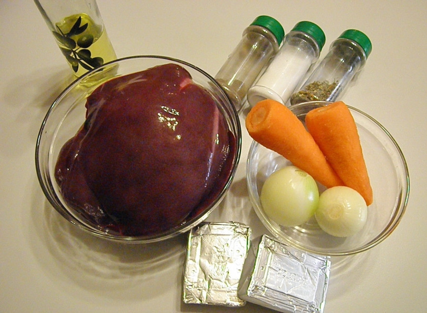 1. Этап. Печеночный рулет: Подготовьте продукты для рулета. Свиную печень нужно тщательно вымыть и желательно — вымочить, если есть время. Снимите с нее пленку, удалите протоки. Овощи вымойте и очистите.